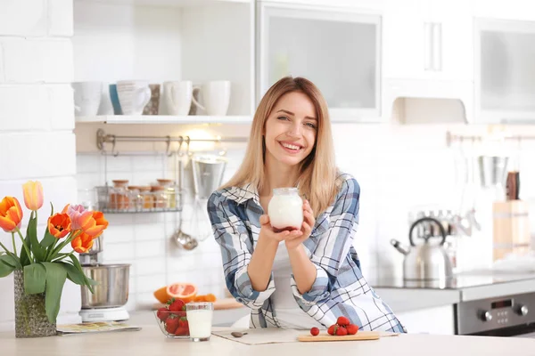 Mujer Joven Con Sabroso Yogur Mesa Cocina — Foto de Stock