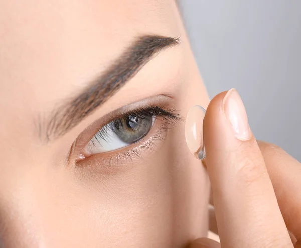 Young Woman Putting Contact Lens Her Eye Closeup — Stock Photo, Image