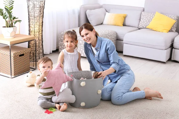 Hausfrau Und Kinder Holen Spielzeug Nach Dem Spielen Hause — Stockfoto