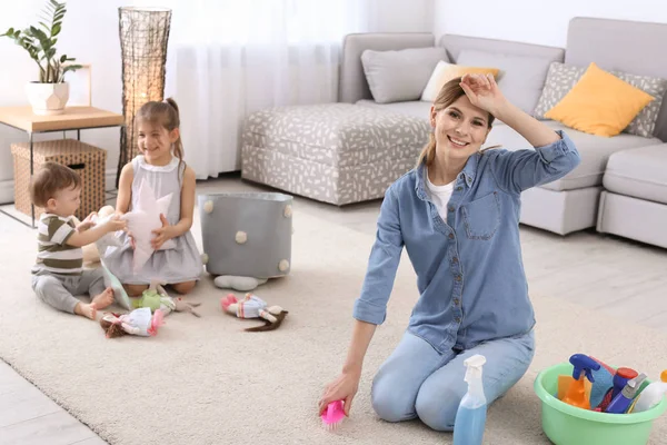 Housewife Tapete Limpeza Enquanto Seus Filhos Brincando Quarto — Fotografia de Stock