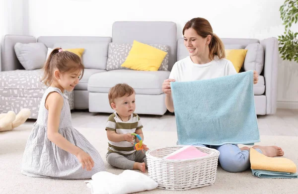 Ama Casa Con Niños Doblando Toallas Recién Lavadas Habitación —  Fotos de Stock