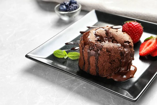 ホット チョコレートとテーブルの上のイチゴおいしい新鮮なフォンダンショコラ プレート 溶岩ケーキのレシピ — ストック写真
