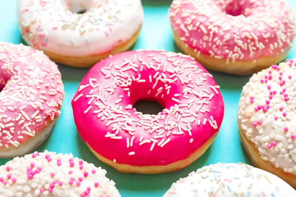 Вкусные Пончики Глазурью Цветном Фоне — стоковое фото