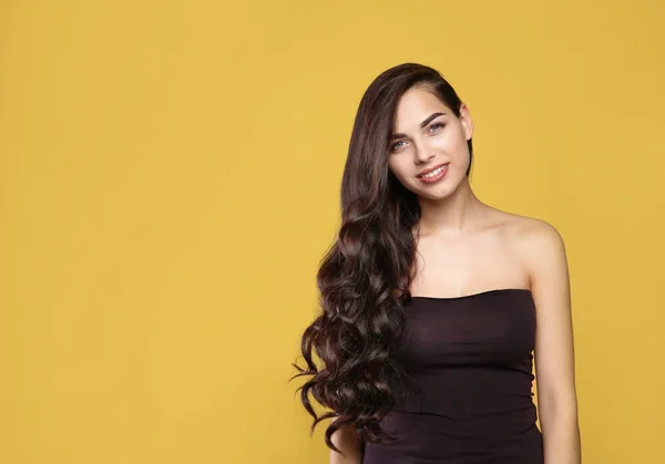 Renk Arka Plan Üzerinde Muhteşem Kıvırcık Saçlı Güzel Model Portresi — Stok fotoğraf