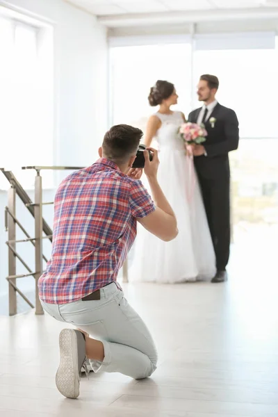 Profi Fotós Figyelembe Fotó Esküvői Pár Stúdió — Stock Fotó