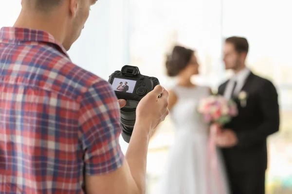 Fotógrafo Profissional Tirando Foto Casal Casamento Estúdio — Fotografia de Stock