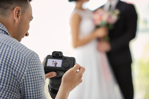 Profi Fotós Kamera Esküvő Házaspár Stúdió — Stock Fotó