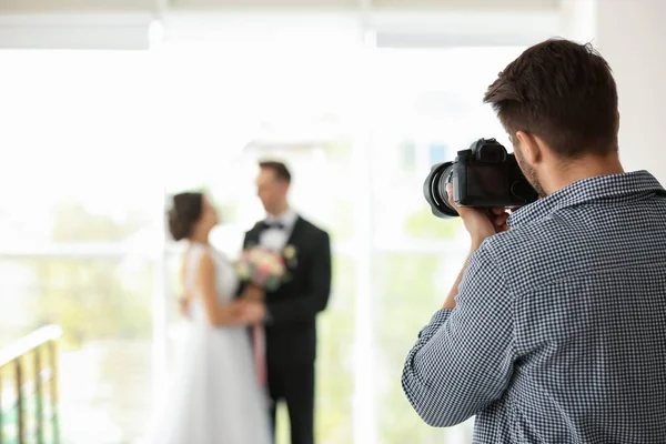 Профессиональный Фотограф Фотографирует Свадебную Пару Студии — стоковое фото