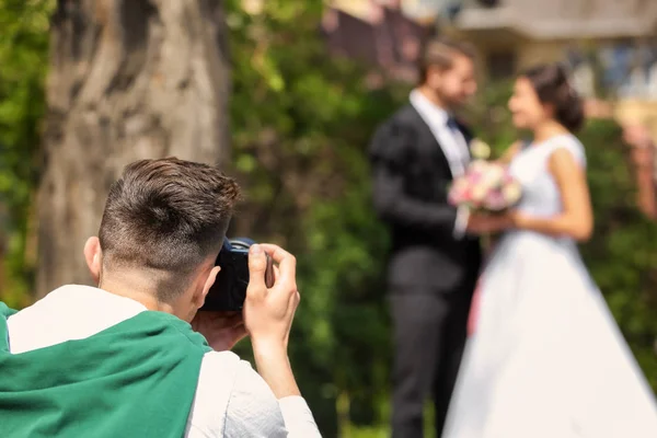 Profi Fotós Figyelembe Fotó Esküvői Pár Szabadban — Stock Fotó