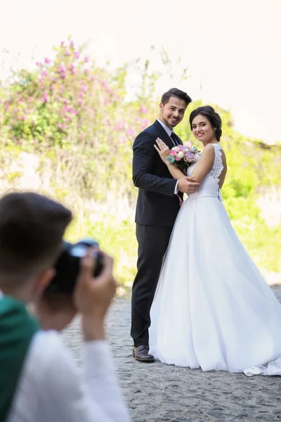 Fotógrafo Profissional Tirando Foto Casal Casamento Livre — Fotografia de Stock
