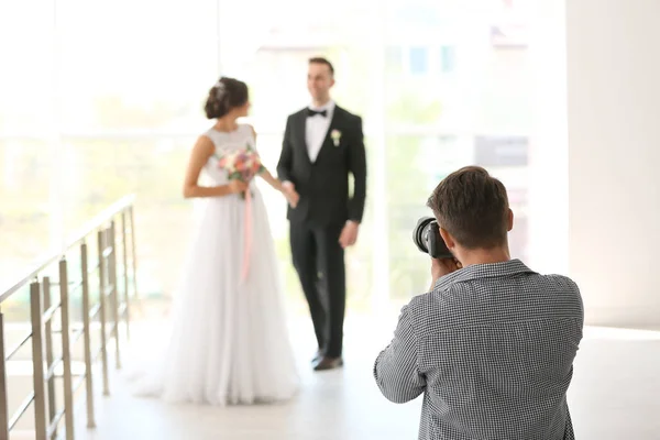 Photographe Professionnel Prenant Une Photo Couple Mariage Studio — Photo