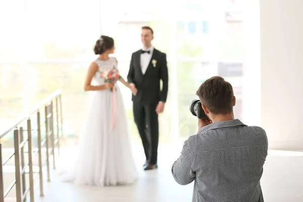 Fotógrafo Profissional Tirando Foto Casal Casamento Estúdio — Fotografia de Stock