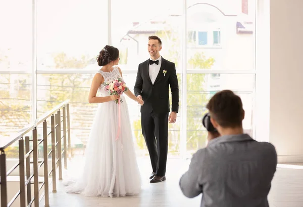 Photographe Professionnel Prenant Une Photo Couple Mariage Studio — Photo