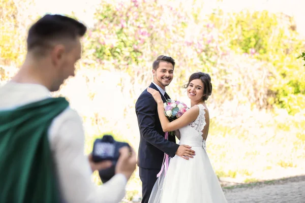 Casamento Casal Fotógrafo Profissional Com Câmera Livre — Fotografia de Stock