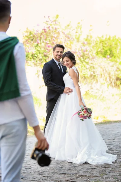 Professionele Fotograaf Met Camera Bruidspaar Buitenshuis — Stockfoto