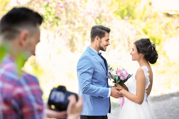 Professionele Fotograaf Met Camera Bruidspaar Buitenshuis — Stockfoto