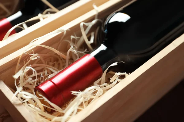 Botellas Con Delicioso Vino Tinto Cajas Madera Primer Plano — Foto de Stock