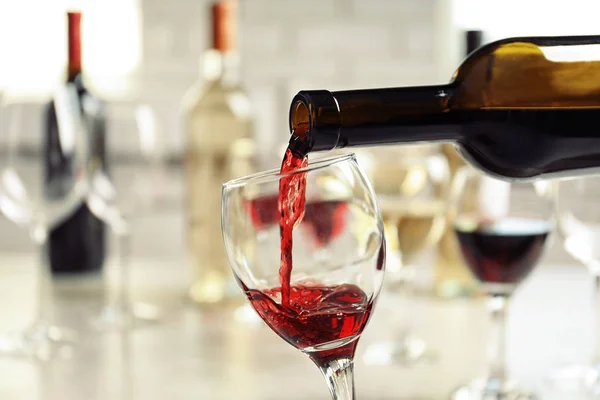 Despejar Delicioso Vinho Tinto Vidro Mesa — Fotografia de Stock