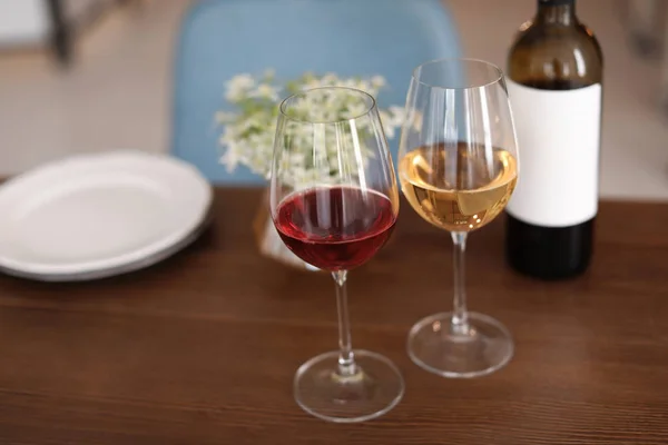 眼鏡とレストランでテーブルにおいしいワイン瓶 — ストック写真