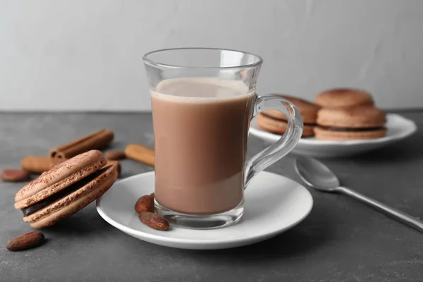 Copa Vidrio Con Sabrosa Bebida Cacao Caliente Macaron Mesa — Foto de Stock