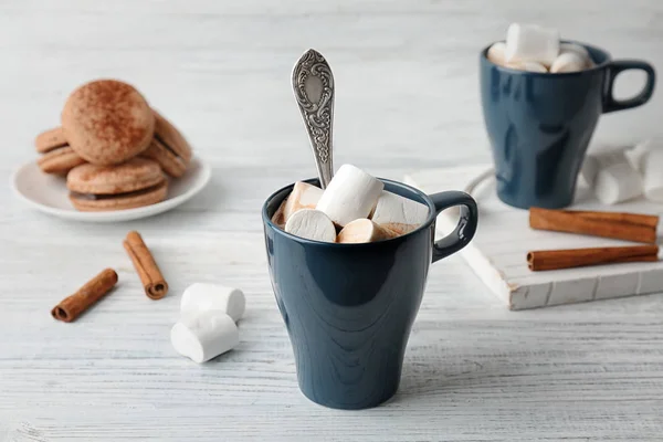 Tasse Mit Leckerem Heißen Kakaogetränk Und Marshmallows Auf Dem Tisch — Stockfoto