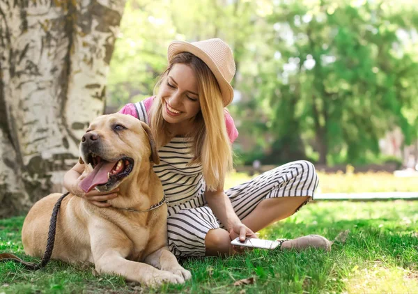 Jeune Femme Son Chien Passent Temps Ensemble Extérieur Soins Des — Photo