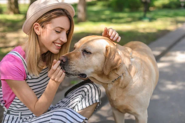 若い女性と彼女の犬を屋外一緒に時間を過ごします ペットの世話 — ストック写真