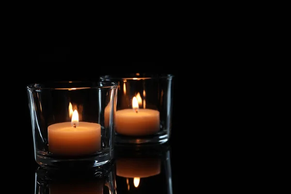 Κεριά Ποτήρια Καύση Σκούρο Φόντο — Φωτογραφία Αρχείου