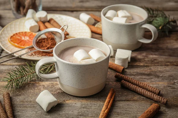 Tasse Mit Leckerem Heißen Kakaogetränk Auf Dem Tisch — Stockfoto