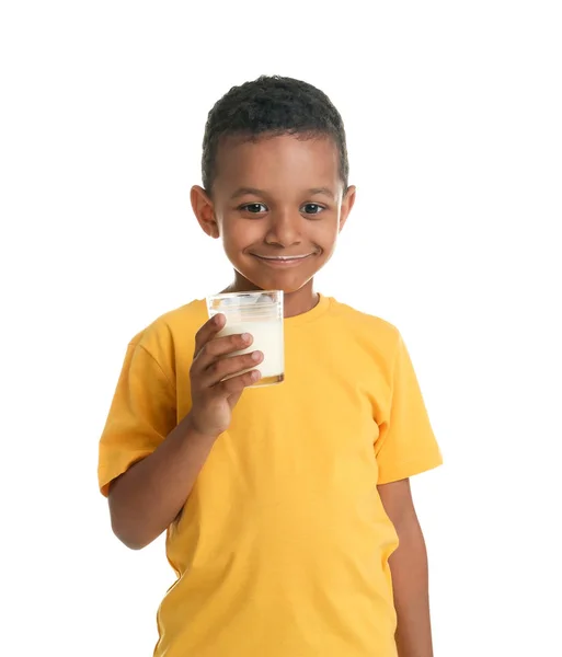 Adorable Niño Afroamericano Con Vaso Leche Sobre Fondo Blanco — Foto de Stock