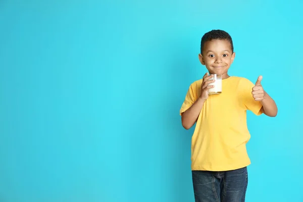 Menino Afro Americano Adorável Com Copo Leite Fundo Cor — Fotografia de Stock