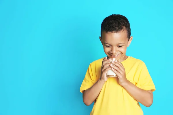 Adorable Niño Afroamericano Con Vaso Leche Sobre Fondo Color — Foto de Stock