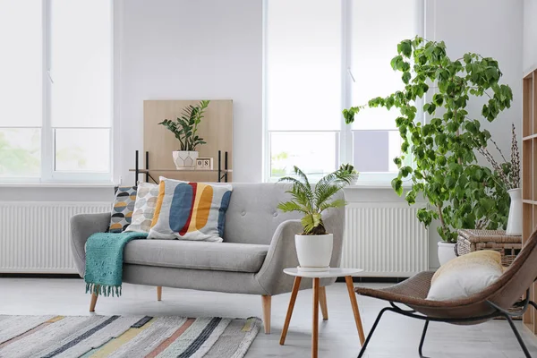 Interiér Elegantní Obývací Pokoj Pohodlnou Pohovku Pruhovaný Koberec — Stock fotografie