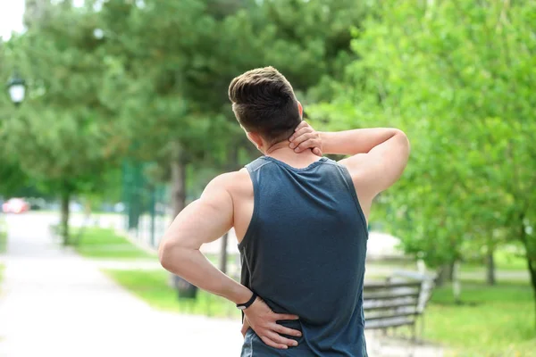 Mann Sportbekleidung Leidet Unter Rückenschmerzen Freien — Stockfoto