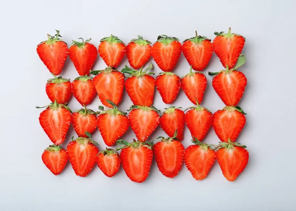 Işık arka plan üzerinde olgun kırmızı çilek ile düz yatıyordu kompozisyon