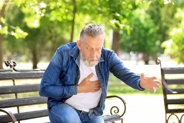 Uomo Maturo Che Attacco Cuore Sulla Panchina Nel Parco — Foto Stock