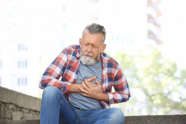 Reifer Mann Mit Herzinfarkt Freien — Stockfoto