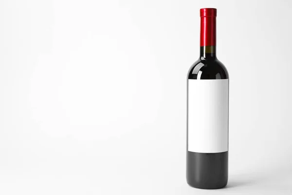 Flaska Utsökt Vin Med Tom Etikett Vit Bakgrund — Stockfoto