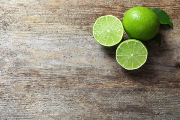 Verse Rijpe Groene Limoenen Houten Achtergrond Bovenaanzicht — Stockfoto