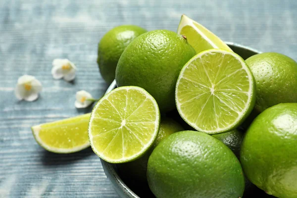 Kom Met Verse Rijpe Limes Tafel Close — Stockfoto