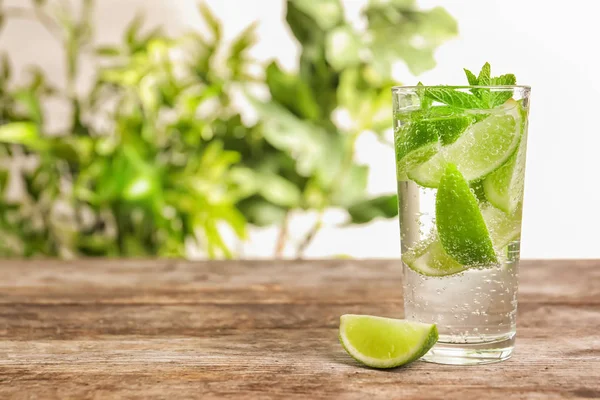 Bebida Refrescante Con Menta Lima Vidrio Sobre Mesa —  Fotos de Stock