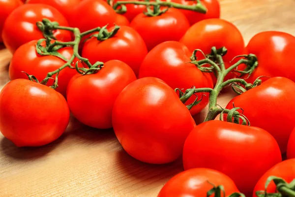 木のテーブルの上に新鮮な熟した赤いトマト — ストック写真