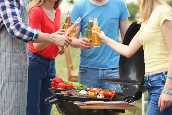 Giovani Che Fanno Barbecue Con Barbecue Moderno All Aperto — Foto Stock