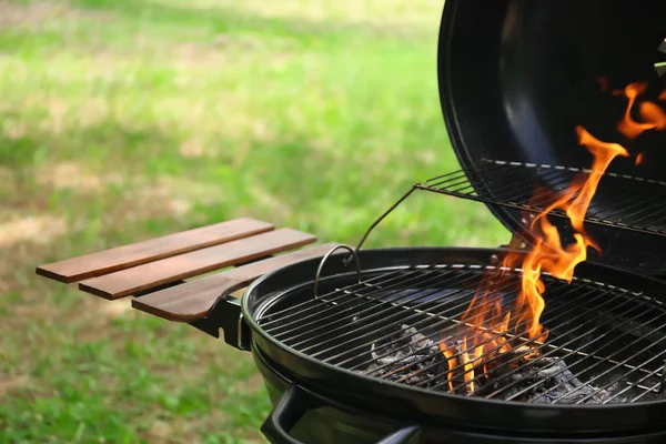 Nowoczesny Grill Grill Ogień Płomienie Zewnątrz Zbliżenie — Zdjęcie stockowe