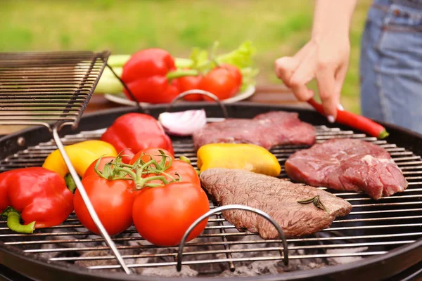 Grelha Moderna Com Carne Legumes Livre Close — Fotografia de Stock