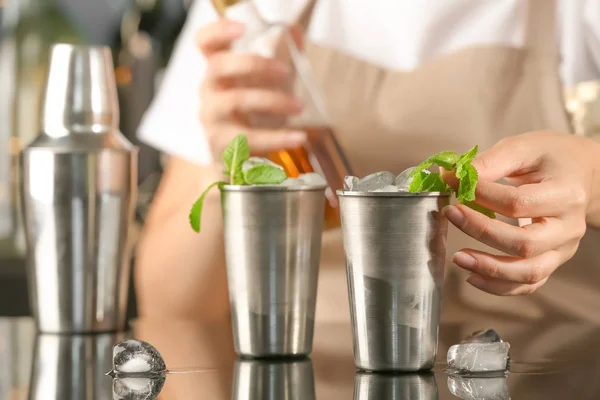 Barista Preparare Delizioso Cocktail Menta Julep Tavola — Foto Stock