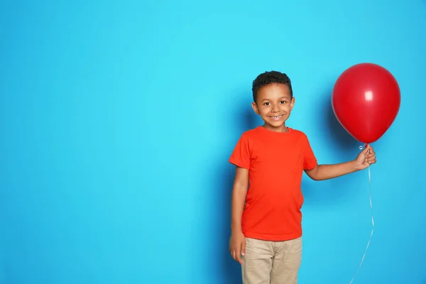 Lindo Chico Afroamericano Con Globo Sobre Fondo Color Celebración Del — Foto de Stock