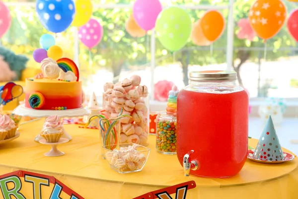 Mesa Con Pastel Cumpleaños Deliciosas Golosinas Interior — Foto de Stock