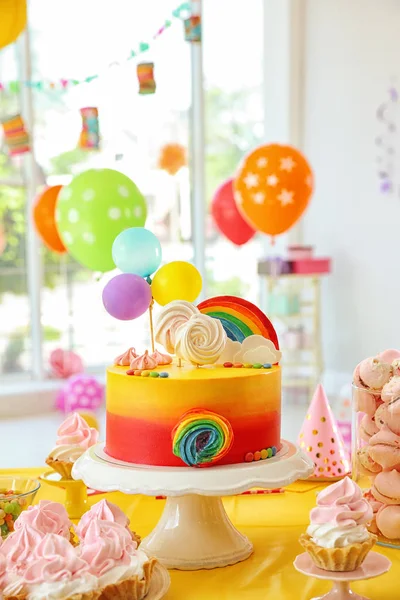 Mesa Con Pastel Cumpleaños Deliciosas Golosinas Interior — Foto de Stock