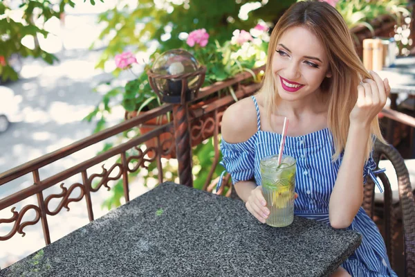 Mujer Joven Con Vaso Sabrosa Limonada Mesa Cafetería Aire Libre —  Fotos de Stock